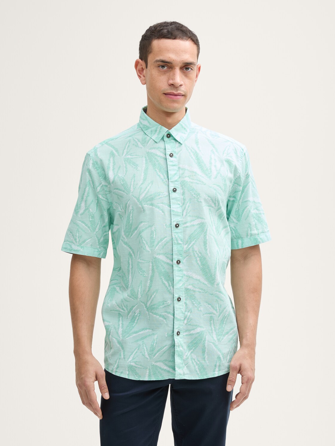 TOM TAILOR Herren Comfort Fit Hemd mit Palmen-Print, grün, Gemustert, Gr. L, baumwolle