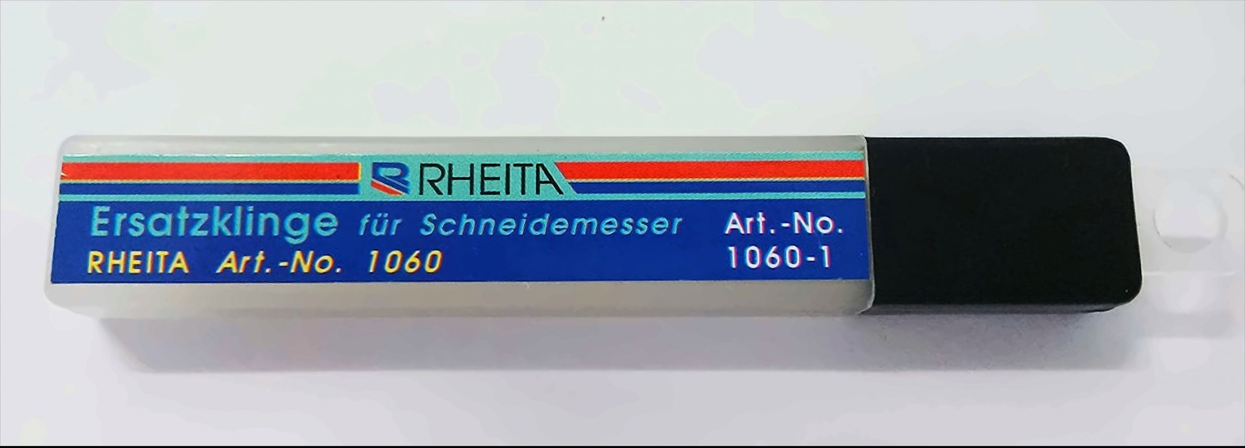 12 Ersatzklingen für Schneidmesser in Plastikbox mit Verschlußkappe und Anhänger