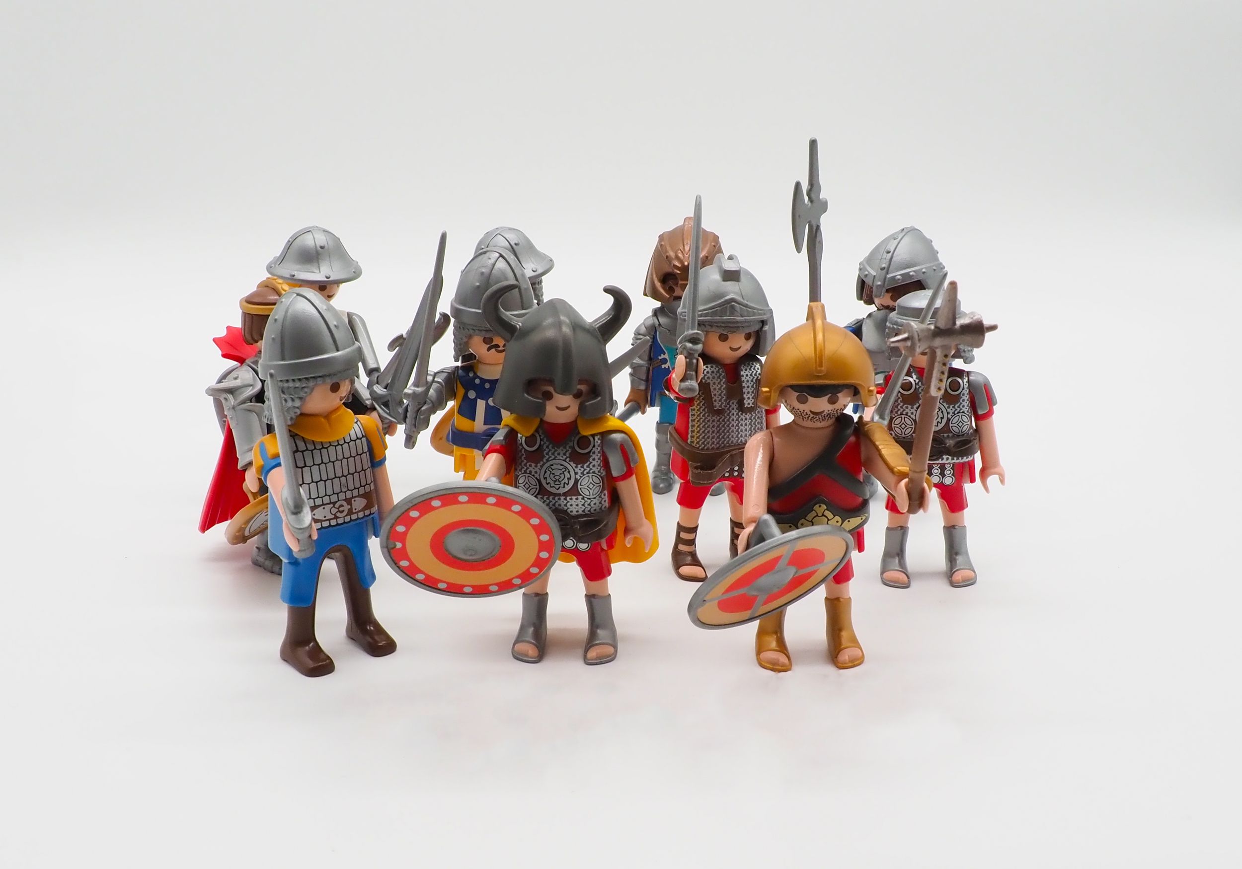 Playmobil 10 Ritter mit Helmen, Waffen und 5 Schilden