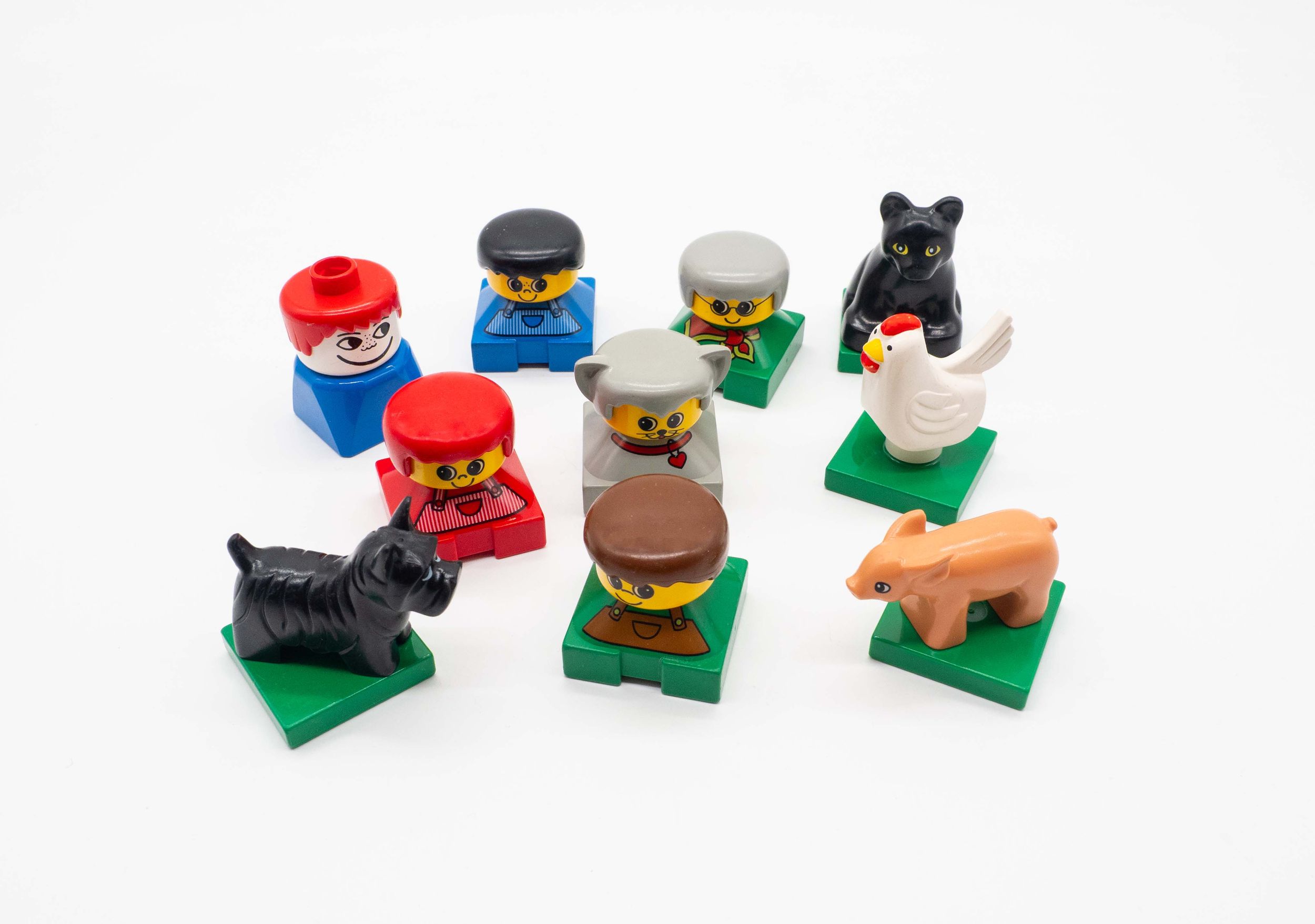 Lego Duplo 10 Figuren mit Sockel