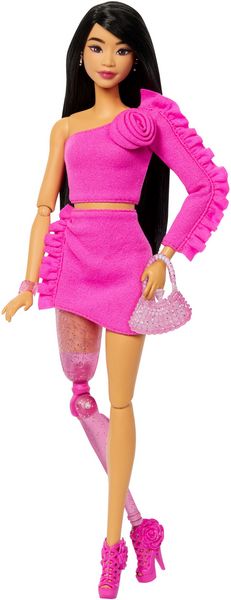 Barbie Deluxe Style-Puppe Nr. 2 mit pinkfarbenem Barbiecore-Oberteil und passendem Rock, schwarzen Haaren und Beinprothese