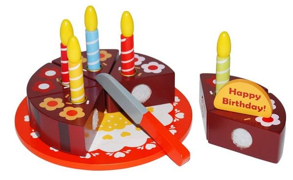 Diese Geburtstagstorte zum Schneiden mit Kerzen und Happy Birthday Schild lässt Kinderaugen leuchten. Tortenteller mit 6 Kuchenstücke, Kerzen und Schneidemesser.