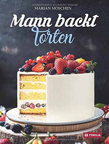 Mann backt Torten