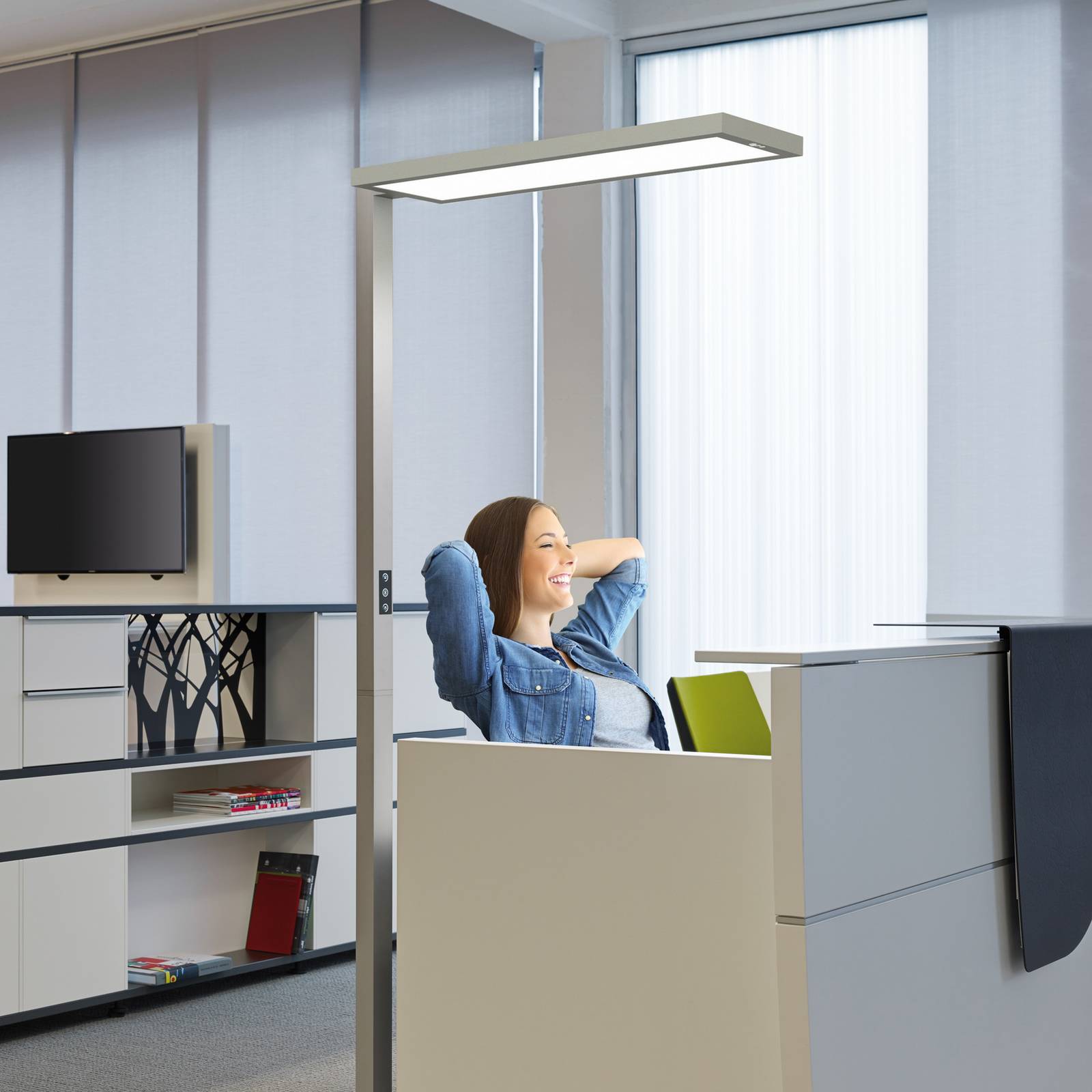 LED-Büro-Stehleuchte MAULsenja, silberfarben, Sensor, 196 cm