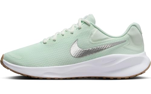 Nike Revolution 7 Straßenlaufschuh für Damen, Barely Green/Metallic Silver-White, FB2208-303, 39 EU (W 8 US)