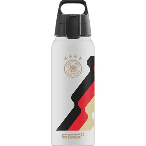 SIGG - Alu Trinkflasche - WMB Pathfinder DFB Fußball Team - Klimaneutral Zertifiziert - Für Kohlensäurehaltige Getränke Geeignet - Auslaufsicher - Federleicht - BPA-frei - Outdoor - Weiß - 1L
