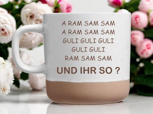 Laser Tattoo A Ram Sam Sam Tasse, Keramik Kaffeetasse mit Lasergravur, 360ml, Weiß mit Beigem Boden, Mikrowellengeeignet, Geschenk für Erzieher (Griff links)
