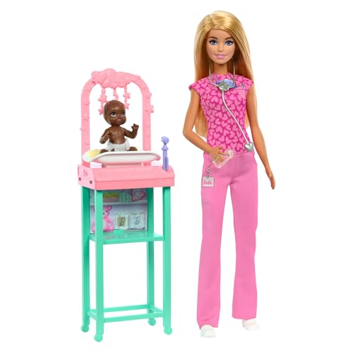 Barbie Kinderärztin-Puppe mit blonder Modepuppe und pinkfarbenem Kittel-Set, 1 Baby-Patientenpuppe mit Zubehör und Möbeln, JCR72