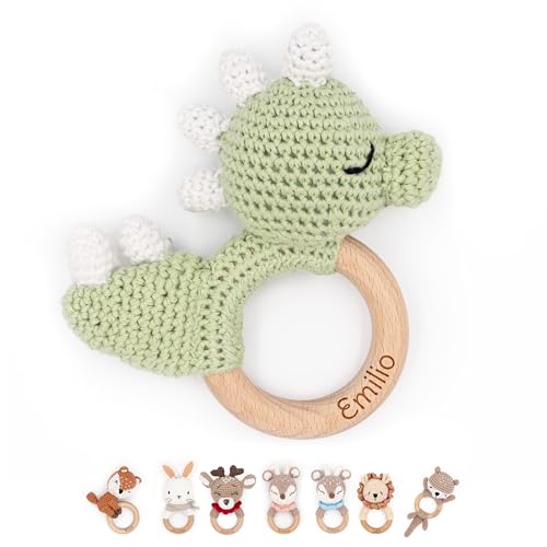 Muckelmeister Greifling personalisiert mit Namen - Holz Beißring Baby gehäkelte Tiere - Babyrassel - Babygeschenke zur Geburt für Mädchen/Jungen - kleine Geschenke für Neugeborene- Dino