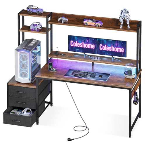 Coleshome Gaming Tisch mit Regal und Schubladen,137×48cm Gaming Schreibtisch mit LED-Beleuchtung & Steckdose, Computertisch mit Ablageflächen & Monitorständer, Braun