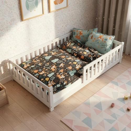 Juskys Kinderbett Naya - 120x200 cm Bett mit Rausfallschutz & Lattenrost - Holz Bodenbett für Kinder 3-10 Jahre - modernes Bettgestell Weiß
