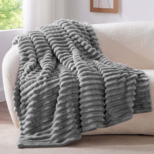 BEDELITE Kuscheldecke Flauschig Decke Klein - weiche Flanell Decken Grau 125x150 für Sofa, Deko Streifen Cord Fleecedecke als Sofaüberwurf für Wohnzimmer, Throw Blanket Wide Use