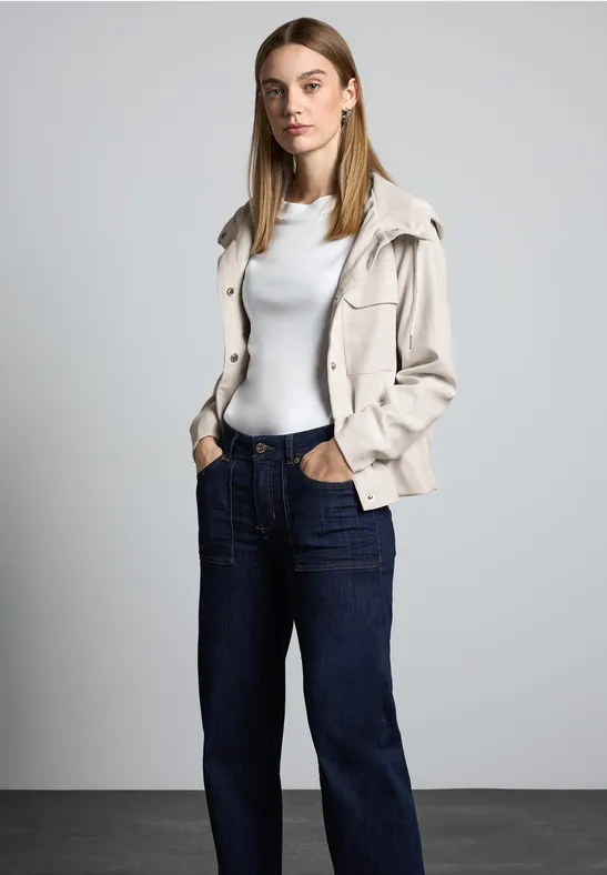 Kurze Jacke mit Kapuze