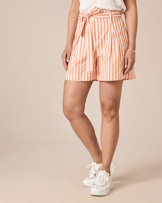 Streifen-Shorts mit Gürtel