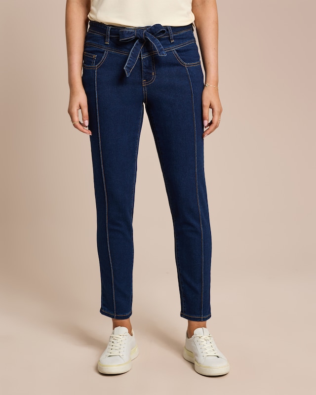 Jeans mit Schleifen-Gürtel