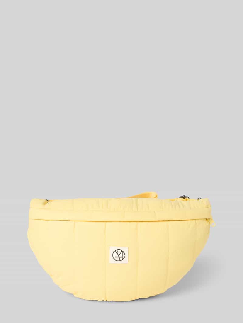 Bauchtasche mit Logo-Patch in Stepp-Optik