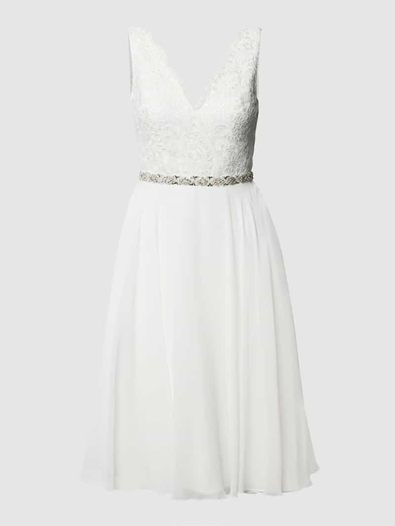 Brautkleid mit floraler Spitze und Ziersteinen