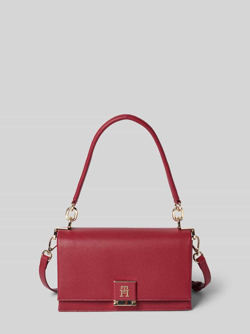 Umhängetasche mit Label-Applikation