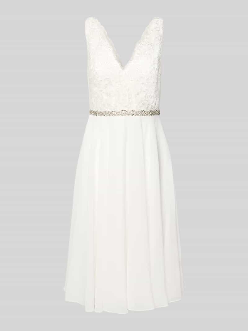 Brautkleid mit floraler Spitze und Ziersteinen