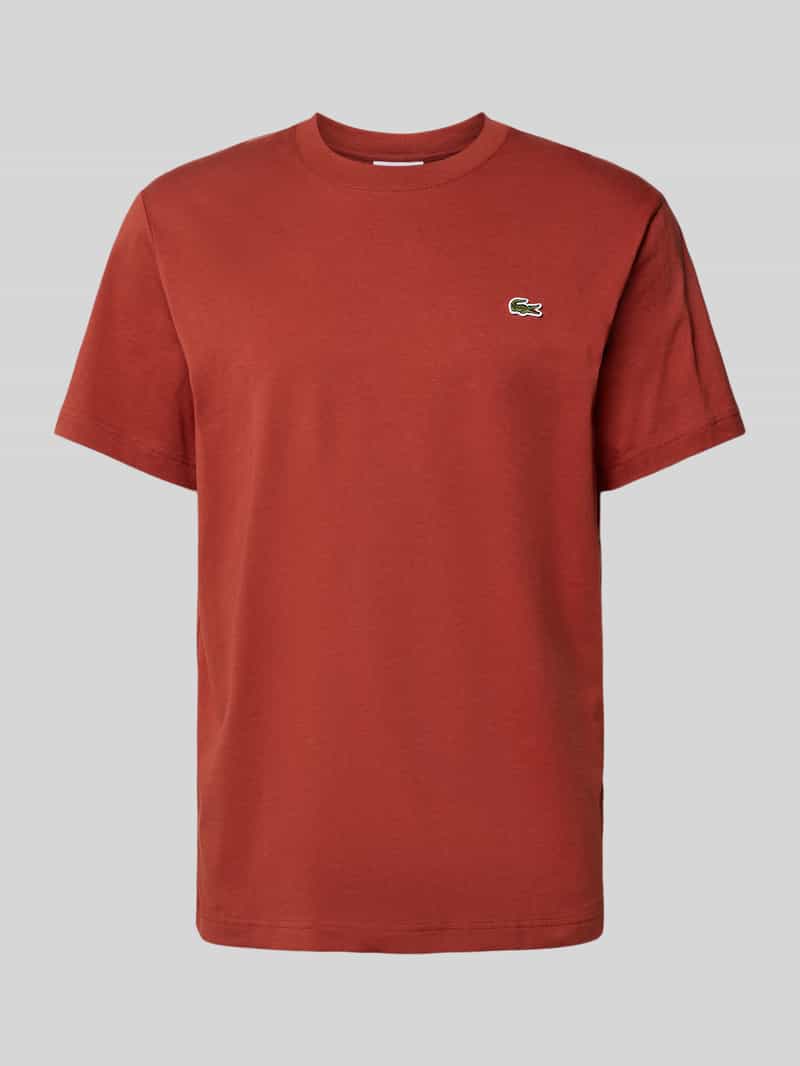 Lacoste T-Shirt mit Label-Patch in Dunkelrot, Größe M