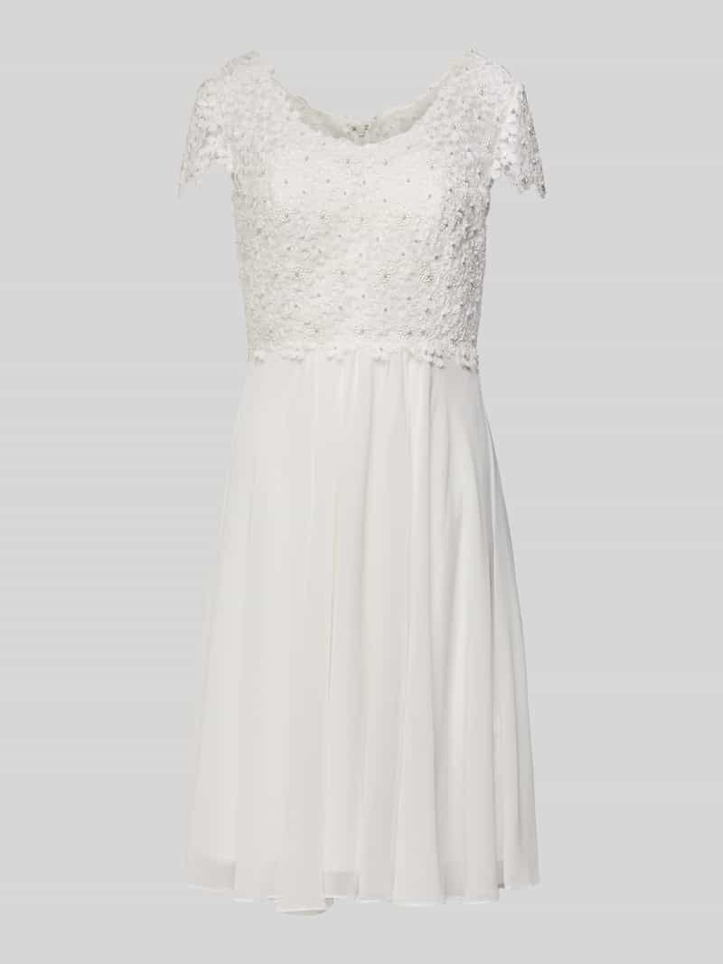 Brautkleid mit Rundhalsausschnitt und Perlen