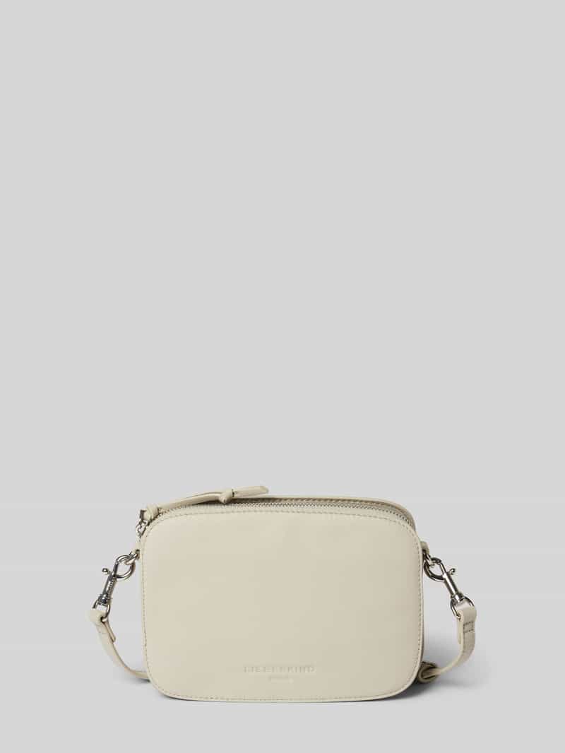 Handtasche mit Label-Prägung