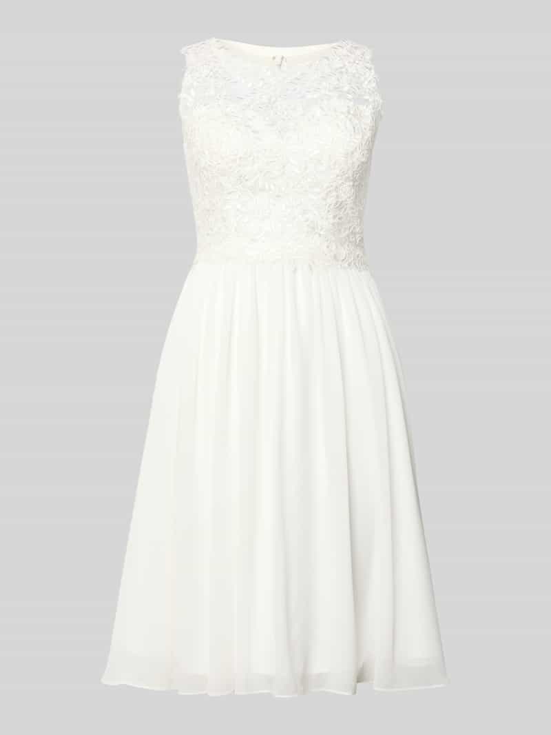 Brautkleid mit floraler Spitze