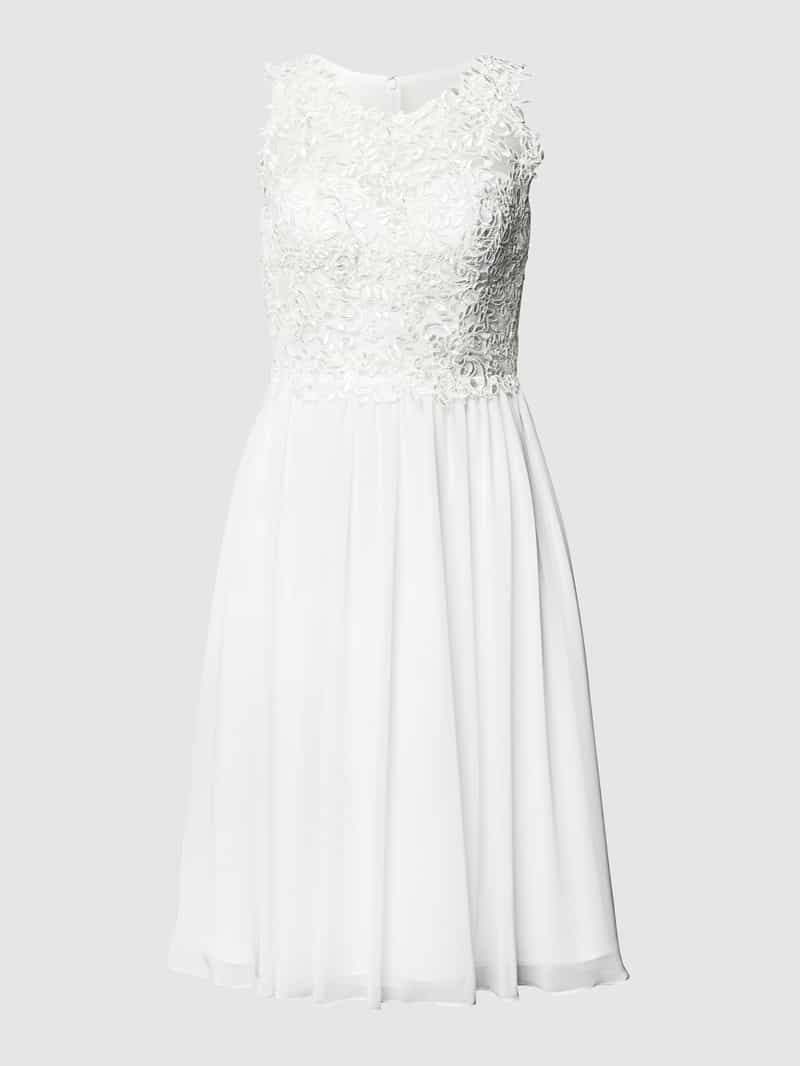 Brautkleid mit floraler Spitze