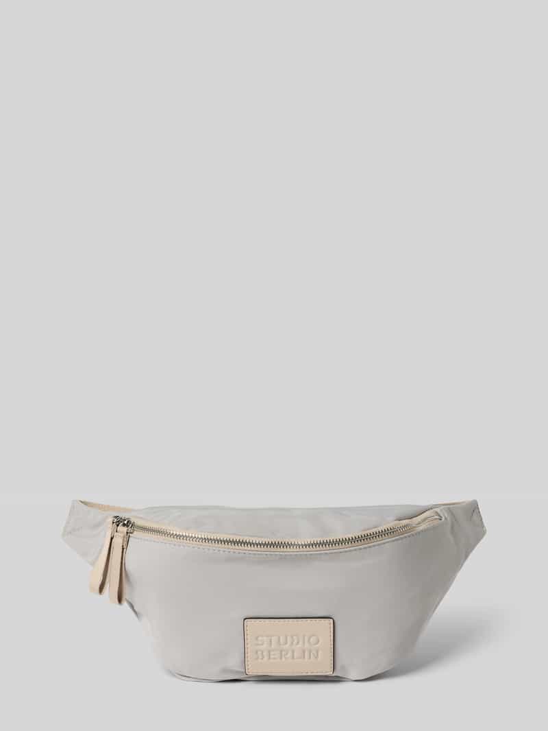 STUDIO BERLIN Bauchtasche mit Logo-Patch Modell 'Spandau' in Hellgrau, Größe 1