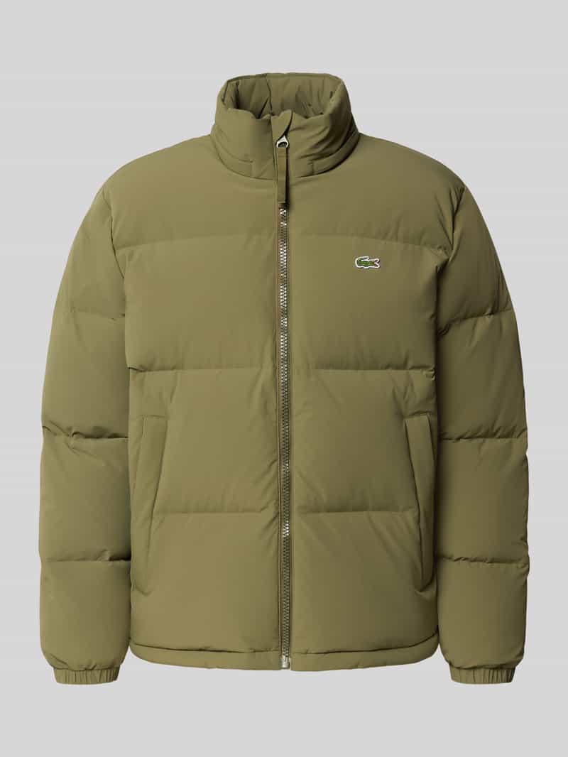 Lacoste Regular Fit Daunenjacke mit Stehkragen und integrierter Kapuze in Oliv, Größe L