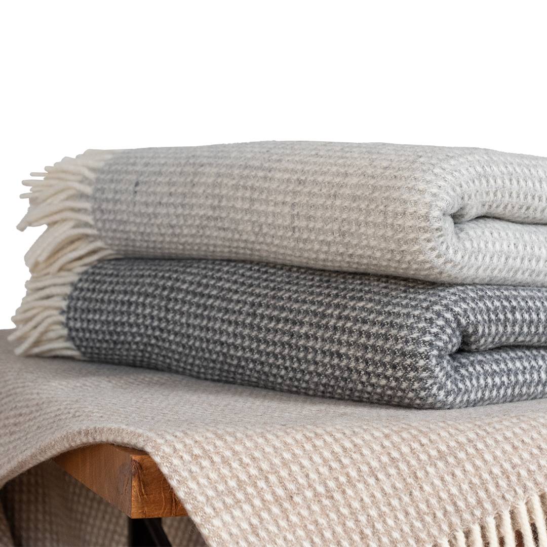 Schafschurwoll-Naturhaardecke 'Inario' | 150x210 cm | hellgrau/weiß | Bio-Material | Handgefertigt | schadstoffgeprüft | Wolldecken