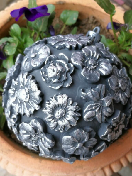 Blüten-Kugel im Stahllook mit Silberakzenten