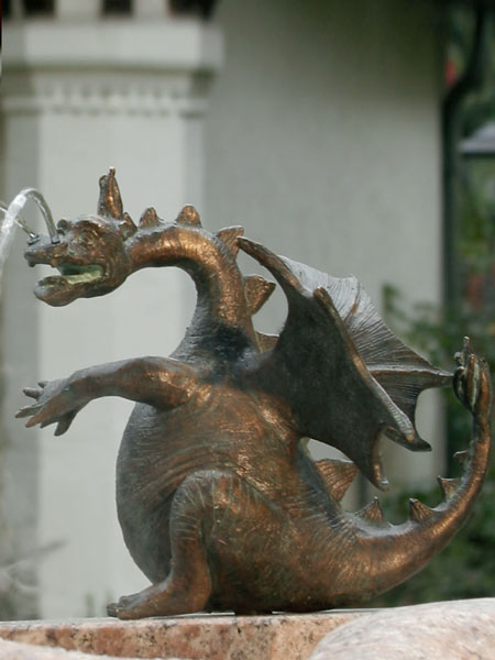 Bronzeskulptur Drache Drusilla, klein, wasserspeiend