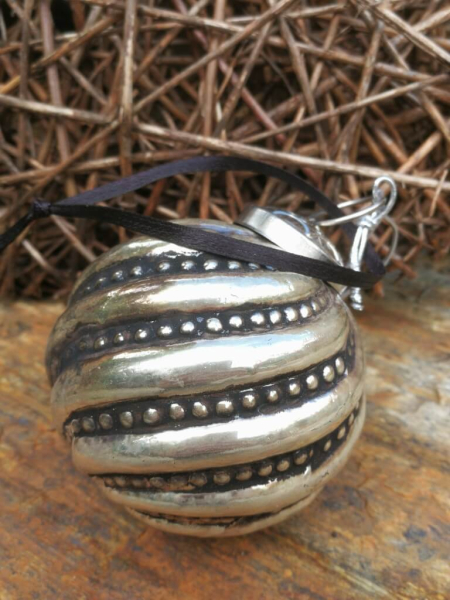 Christbaumkugel Corvinia, Streifen mit kleinen Punkten