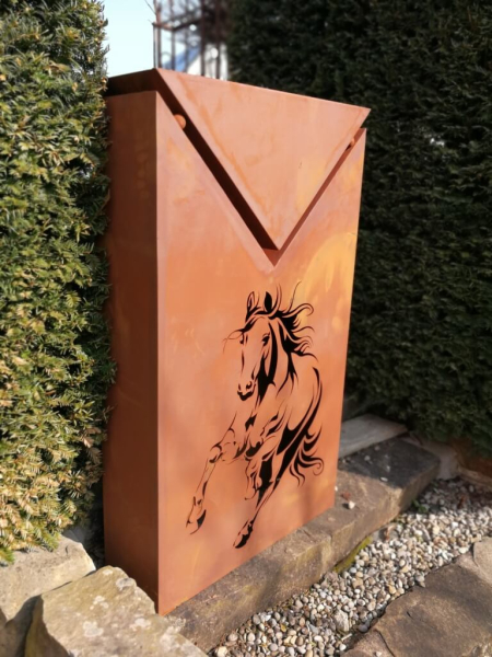 Edelrost Dekosäule Dreieck Pferd, mit Schale