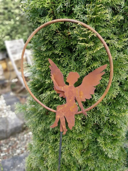 Edelrost Gartenstecker Engel mit Flügel im Ring
