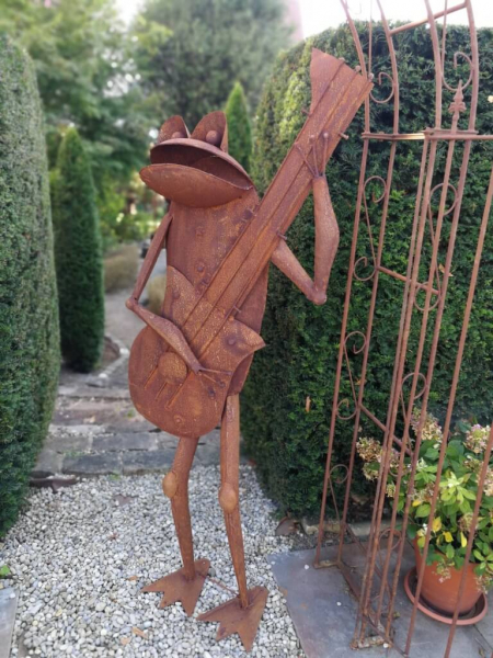 Edelrost Frosch mit Gitarre