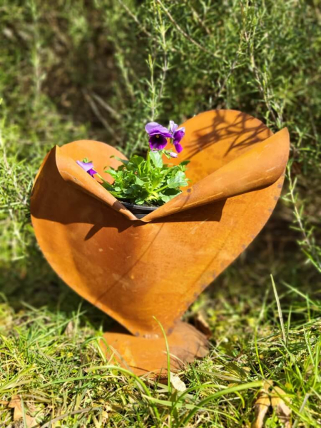 Edelrost Pflanzschale Herz gerollt auf Platte