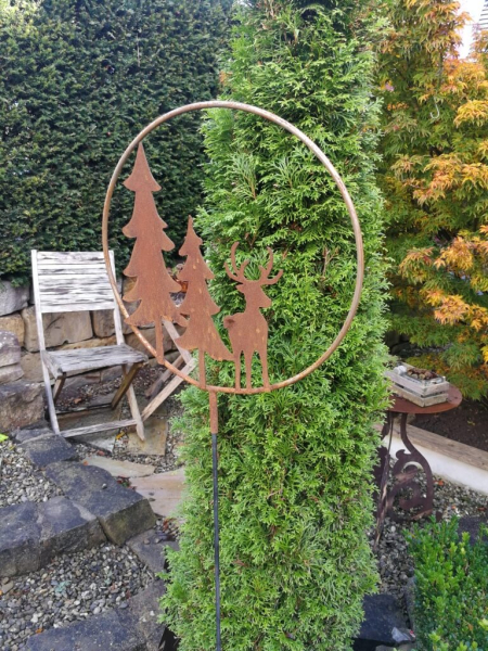 Edelrost Gartenstecker Hirsch mit Tannen im Ring