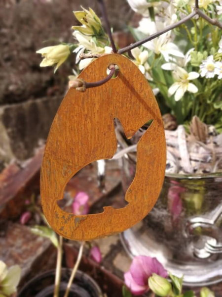 Edelrost Osterei Hase Knuddel, umschauend, zum Hängen