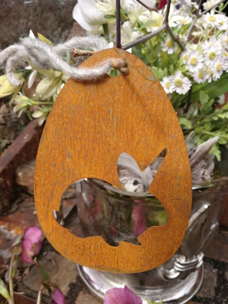 Edelrost Osterei Hase Purzel, geduckt, zum Hängen