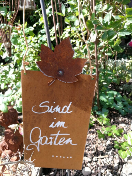 Edelrost Schild mit Ahornblatt 'Sind im Garten'