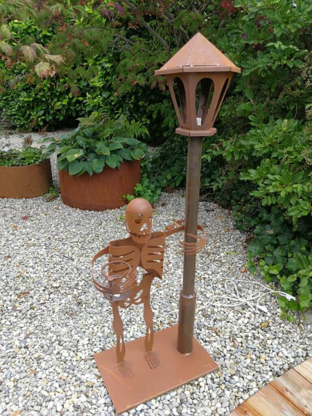 Edelrost Skelett Max mit Laterne inkl. Lampenfassung