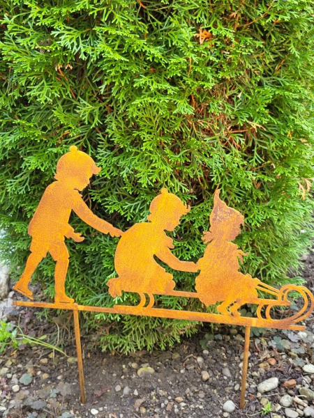 Edelrost 3 Kinder auf Schlitten
