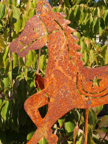 Edelrost Gartenstecker Pferd laufend, 3 Beine