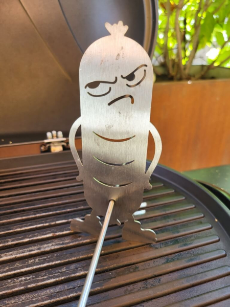 Edelstahl Grillspieß, Mr. Wurst, grimmiger Blick