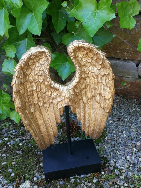 Skulptur Engelsflügel auf Podest, gold