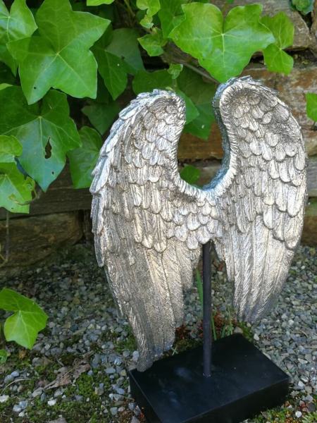 Skulptur Engelsflügel auf Podest, silber