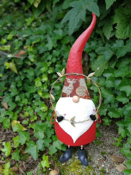 LED Weihnachtswichtel mit Kreis, rot-gold