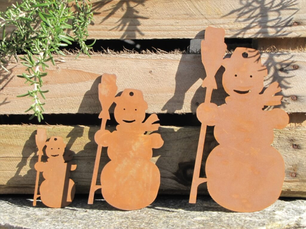 Edelrost Christbaumschmuck Schneemann mit Besen, 3 Größen